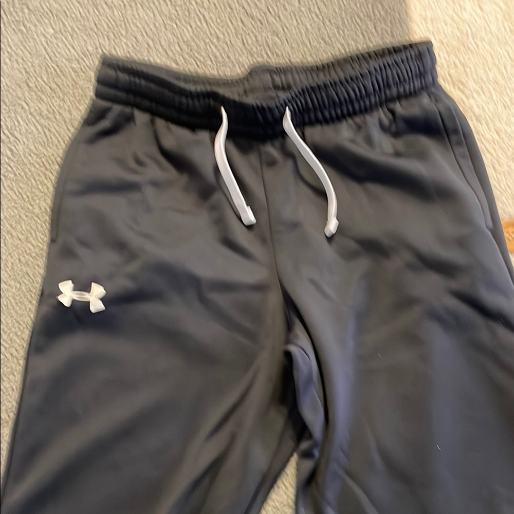 Under Armour Black Kids Joggers. Loose fit Coldgear. Fleece lined